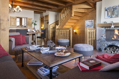 A cosy sitting room of the five bedroom cabin apartment - Le Hameau de la Sapiniere - Les Menuires - France; Copyright: Perrier