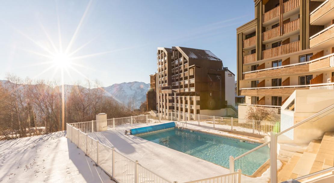 Heated outdoor swimming pool Les Bergers, Alpe d'Huez, Exterior; Copyright: Imagera
