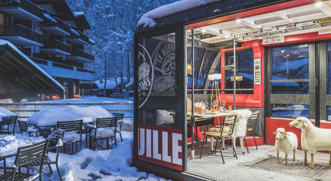 Refurbished cable car telecabine bar cafe snow apres ski Le Refuge des Aiglons Chamonix; Copyright: Yoan Chevojon