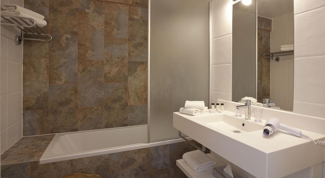Hotel les Grandes Rousses Alpe D'Huez Bathroom