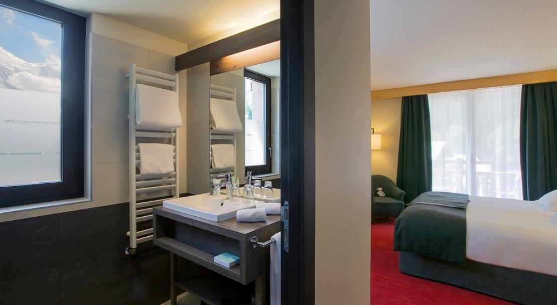 Hotel Excelsior Chamonix Room and Bathroom
