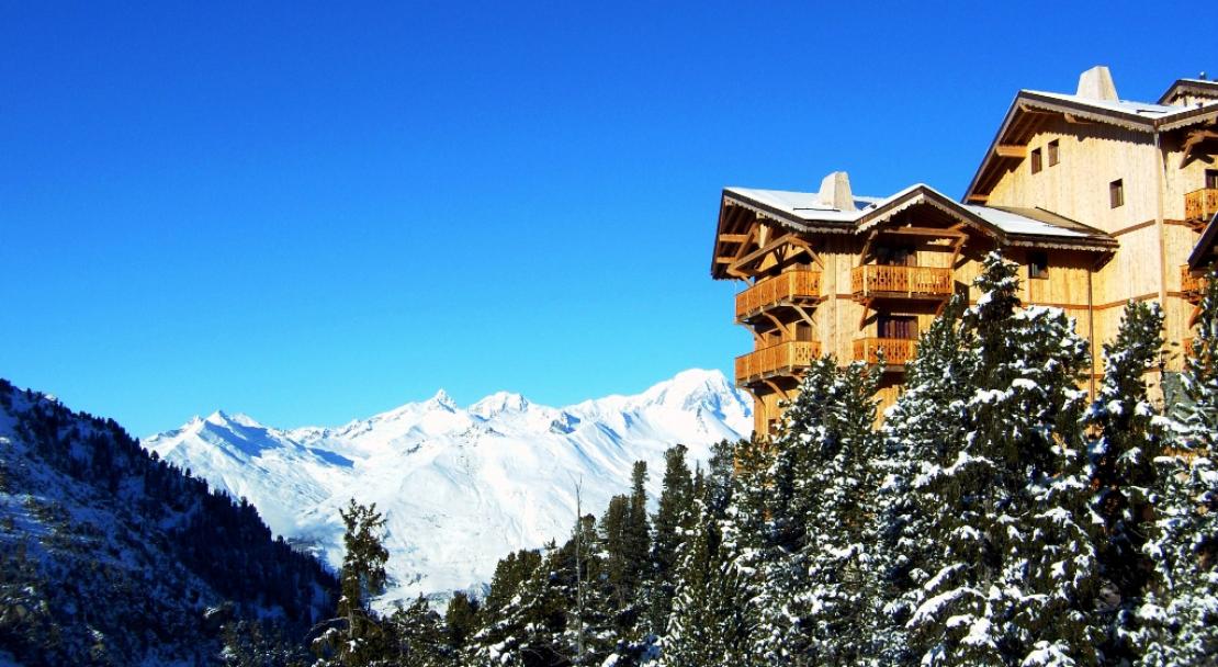 Exterior of Chalet de l'Ours - Blue Skies - White Mountains