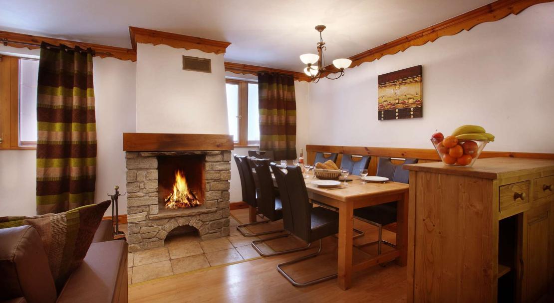 Dining room and Fireplace in Oz en Oisans