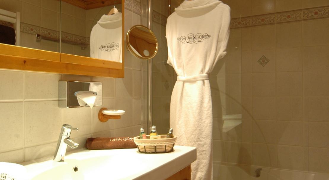 Standard room bathroom, Hotel Les Peupliers, Courchevel 1300