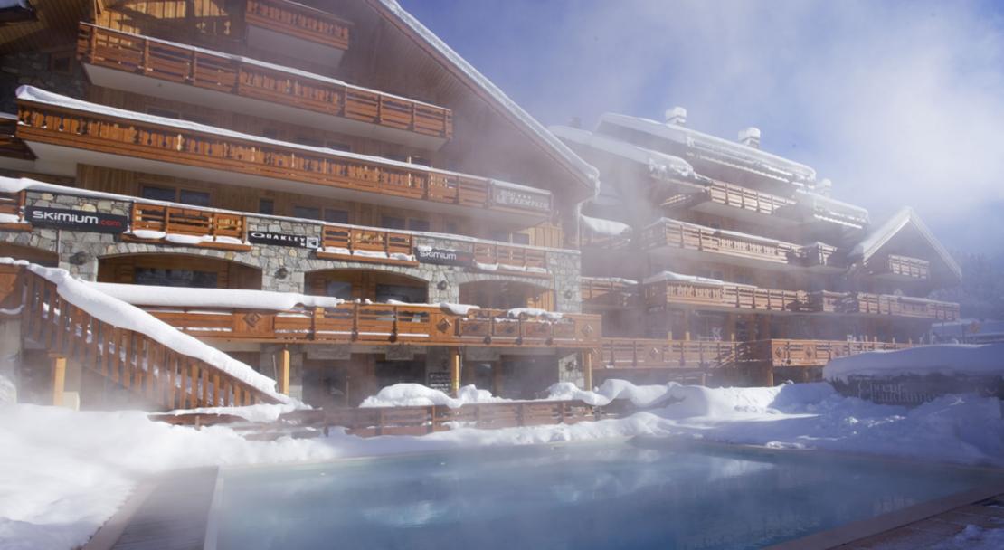 Hotel and outdoor pool at Hotel le Tremplin Meribel; Copyright: Hotel le Tremplin Meribel