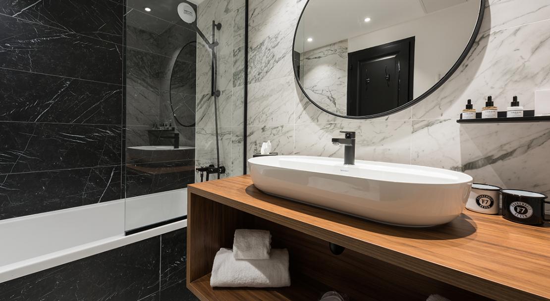 Bathroom bathtub shower mirror sink towels Fahrenheit 7 Couchevel Moriond; Copyright: foudimages