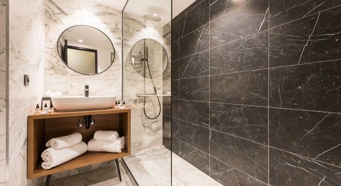 Shower room stylish modern toilet mirror towels tiles Courchevel 1650 Fahrenheit 7 hotel; Copyright: foudimages