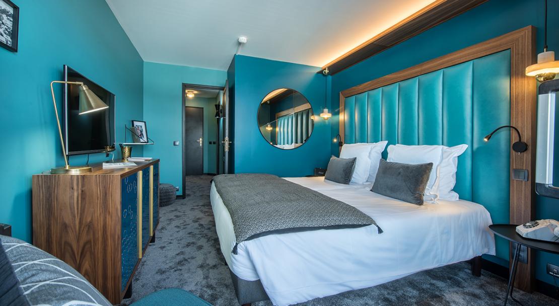 Stylish blue modern refurbished double bed room Fahrenheit 7 Courchevel Moriond; Copyright: foudimages