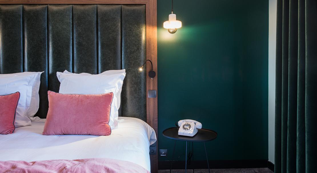 Double bed green wall vintage phone Fahrenheit Seven Courchevel 1650 ; Copyright: foudimages