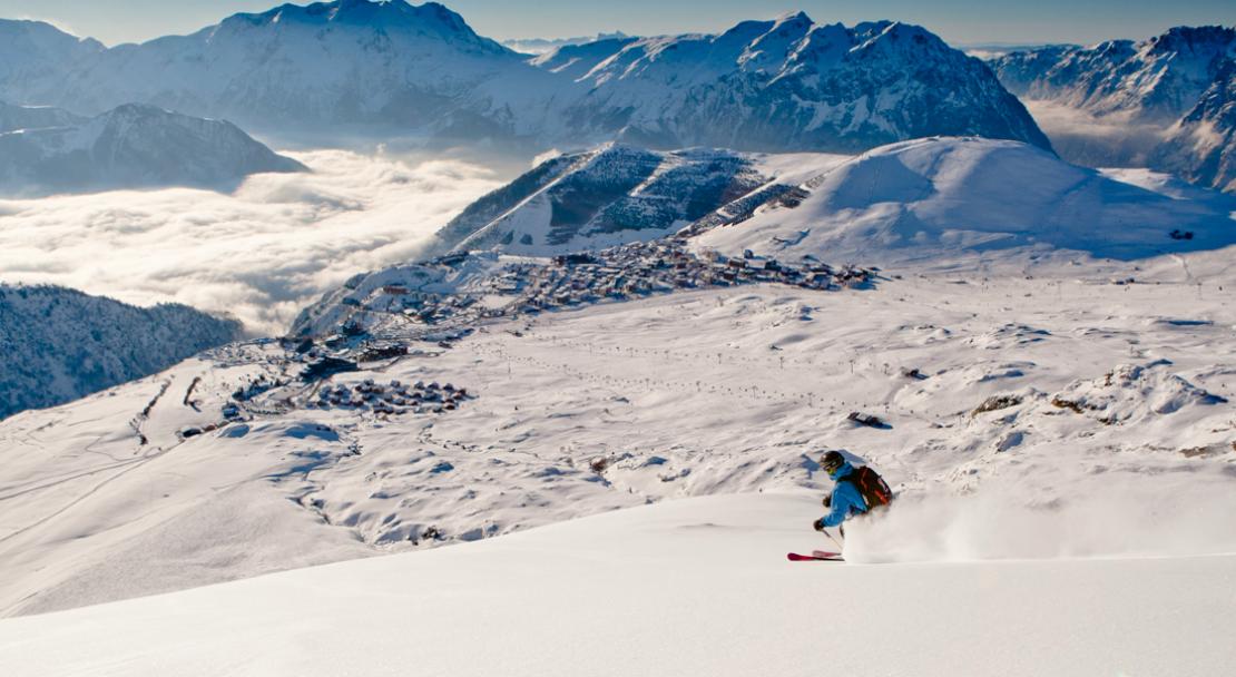 Skiing with amazing views of Alpe d'Huez; Copyright: Laurent Salino / Alpe d'Huez Tourisme