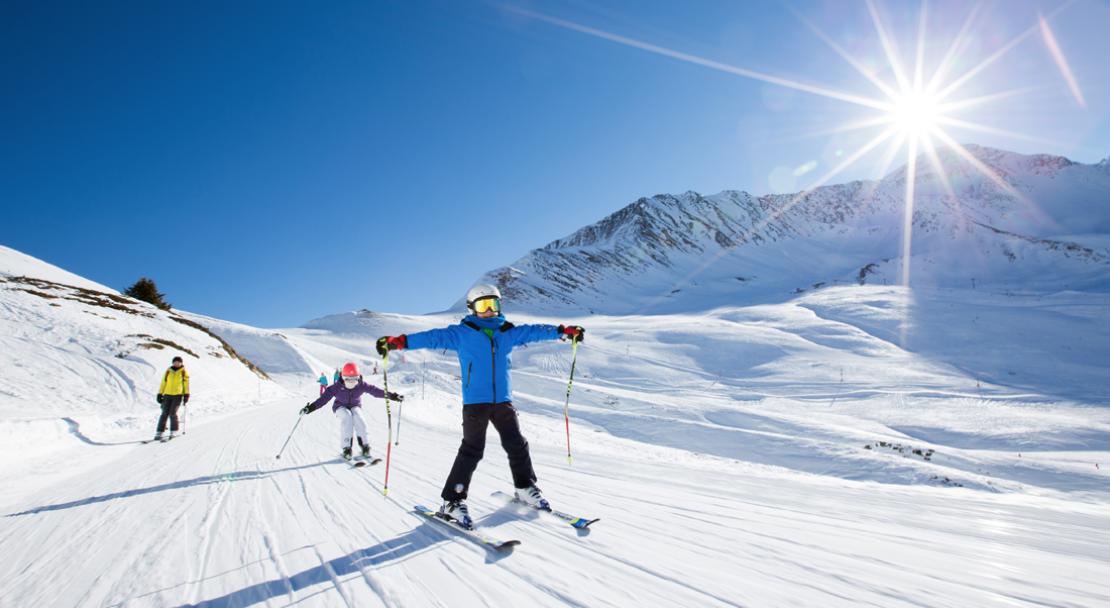 Kids skiing the Balme ski area in Chamonix; Copyright: Pierre Raphoz Photographie