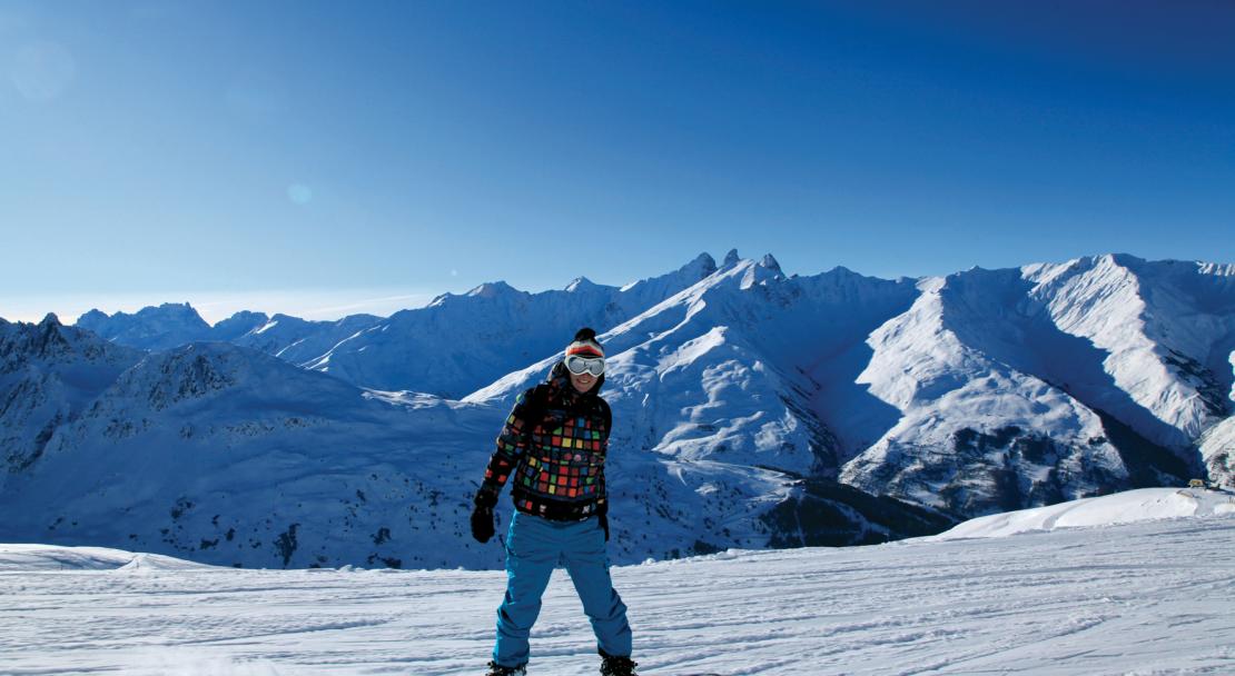 Blue sky snowboarding in Valloire