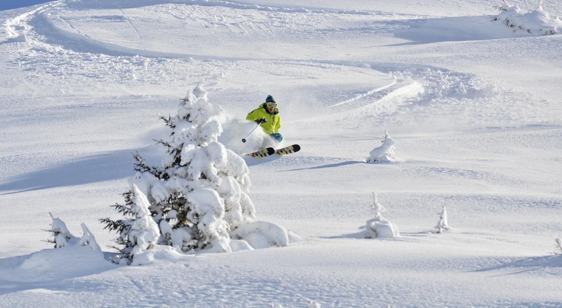 Fresh powder skiing - La Clusaz; Copyright: David Machet