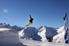The lac de la Vieille Snowpark offers different difficulty areas in the park, so everyone can have a go at freestyle!