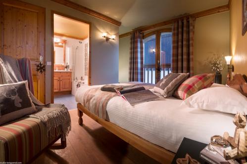 Four Bedroom Cabin Apartment - Residence Le Vallon - La Plagne - France