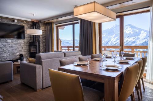 Alparena Excellence Suite dining area; Copyright: Les Balcons