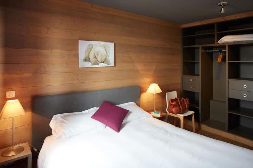 Chalets du Soleil contemporary bedroom; Copyright: CGH