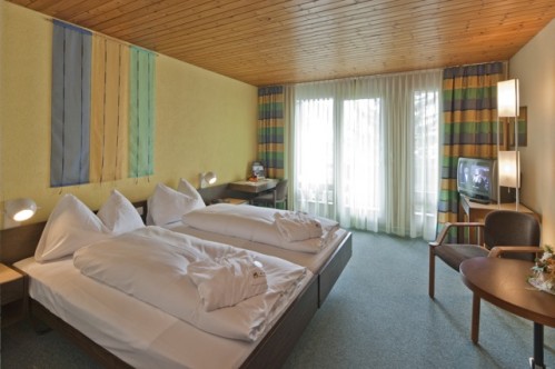A lovely double room with a bath in the Best Western Grand Hotel Metropol - Saas Fee