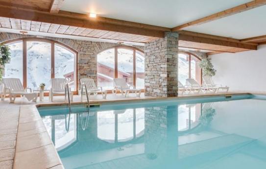 Indoor heated pool - Les Chalets de L'Adonis - Les Menuires; Copyright: LVH