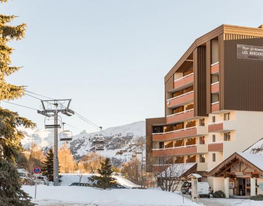 Exterior snowy lift Pierre & Vacances Les Bergers - Alpe d'Huez; Copyright: Imagera