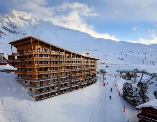 La Sources des Arcs Arc 2000; Copyright: Source des Arcs exterior and ski lifts