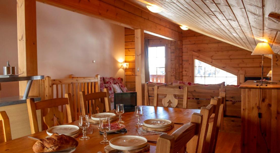 Chalets de Crete Cote dining area; Copyright: Madame Vacances