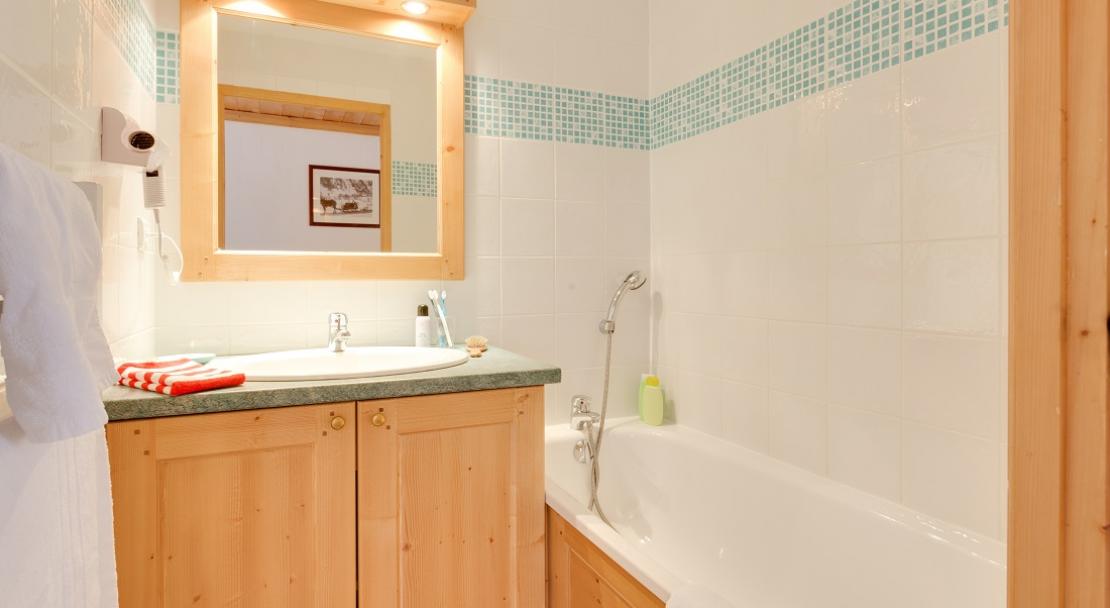 Bathroom bath shower sink mirror hairdryer towels Chalet de l'Adonis Les Menuires