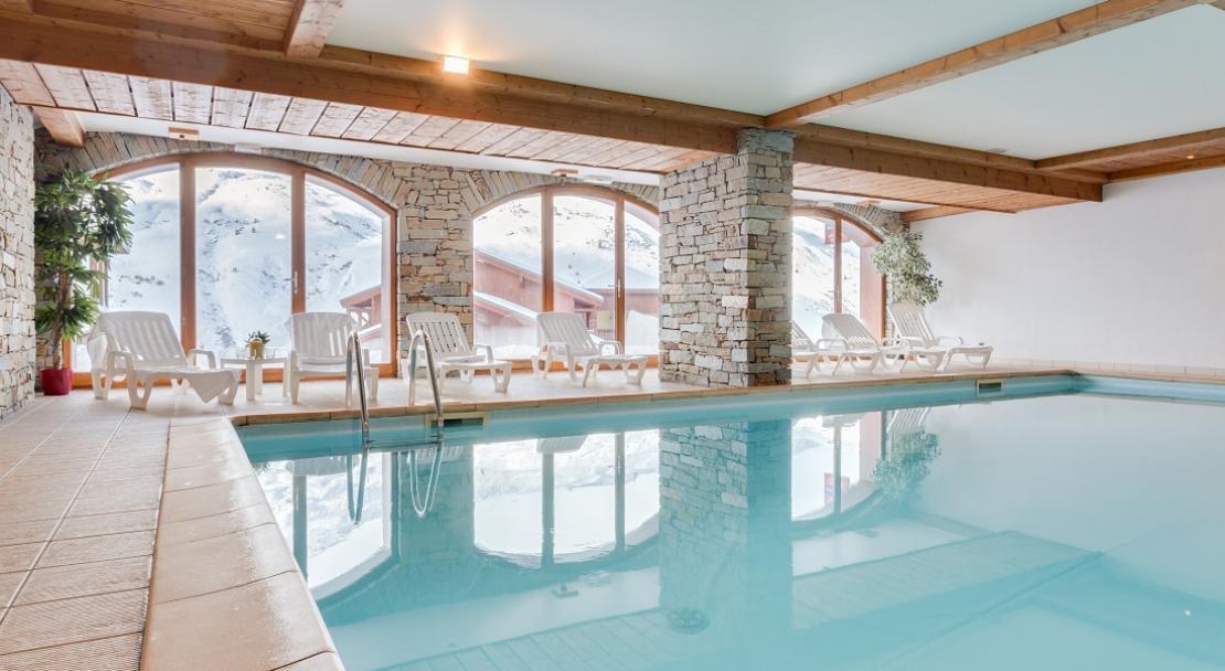 Large swimming pool view loungers Chalets de l'Adonis Les Menuires