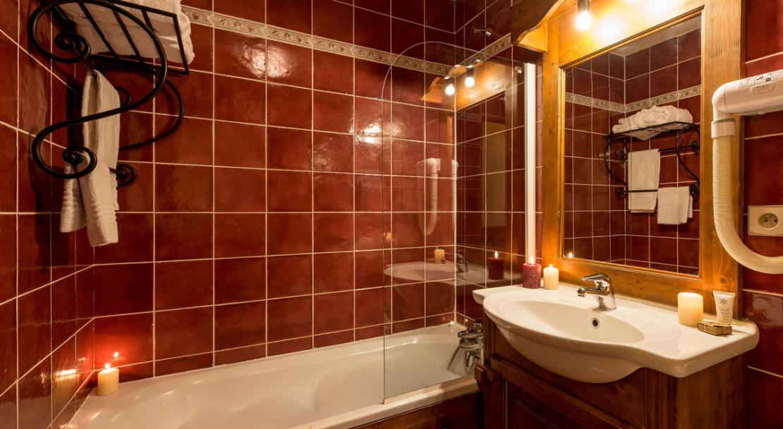 Bathroom bath shower sink Chalet Altitude Les Arcs 2000