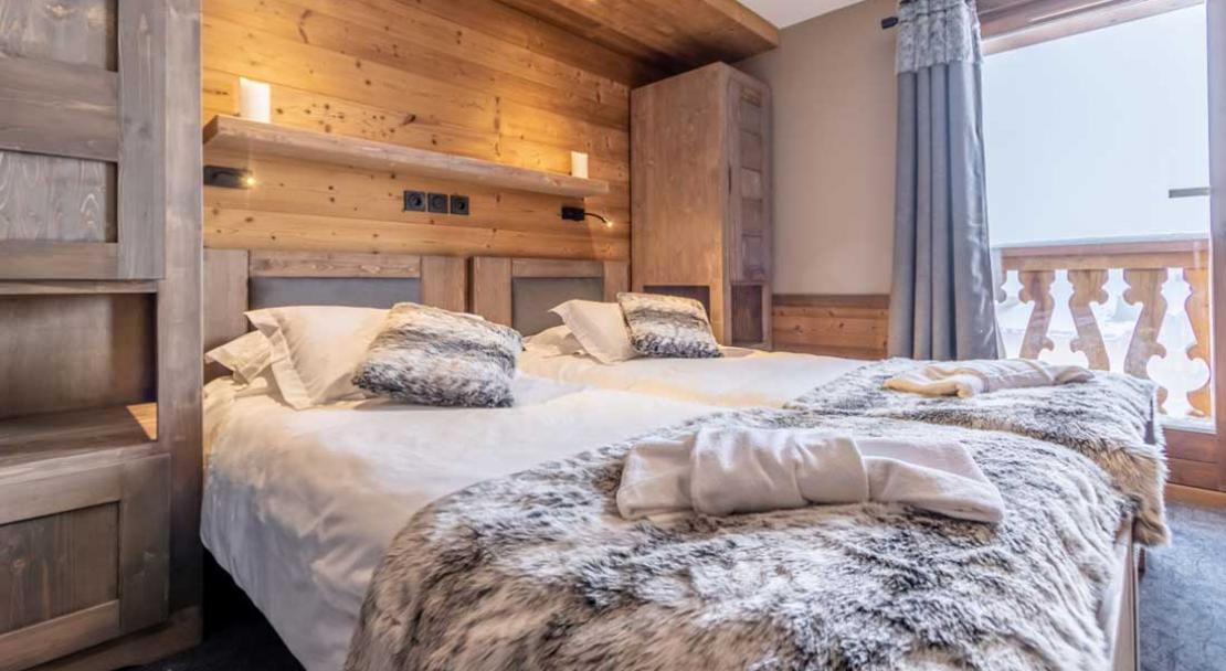 Chalet Altitude double bedroom; Copyright: Chalet Altitude, Val Thorens