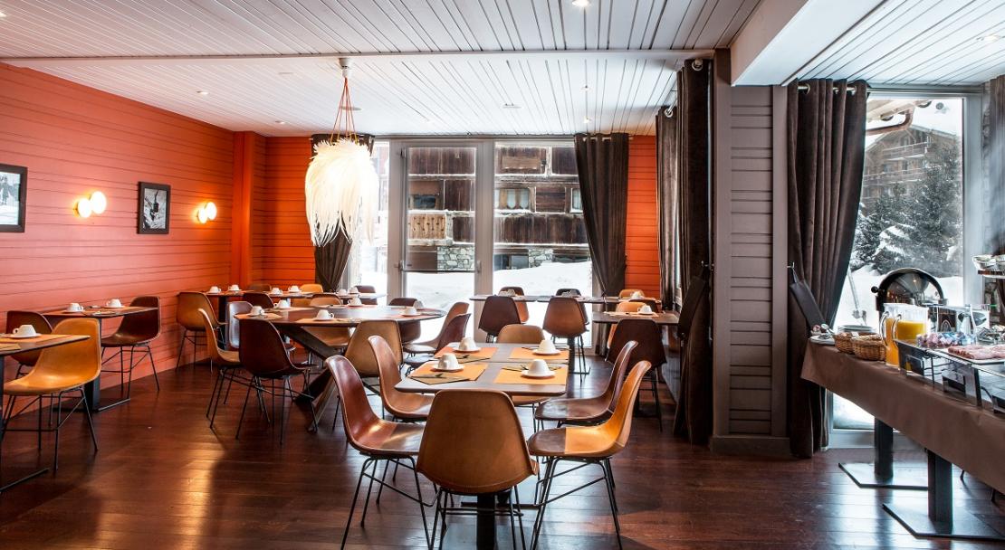 Bright contemporary dining room restaurant Hotel Ormelune Val d'Isere; Copyright: Gilles TRILLARD