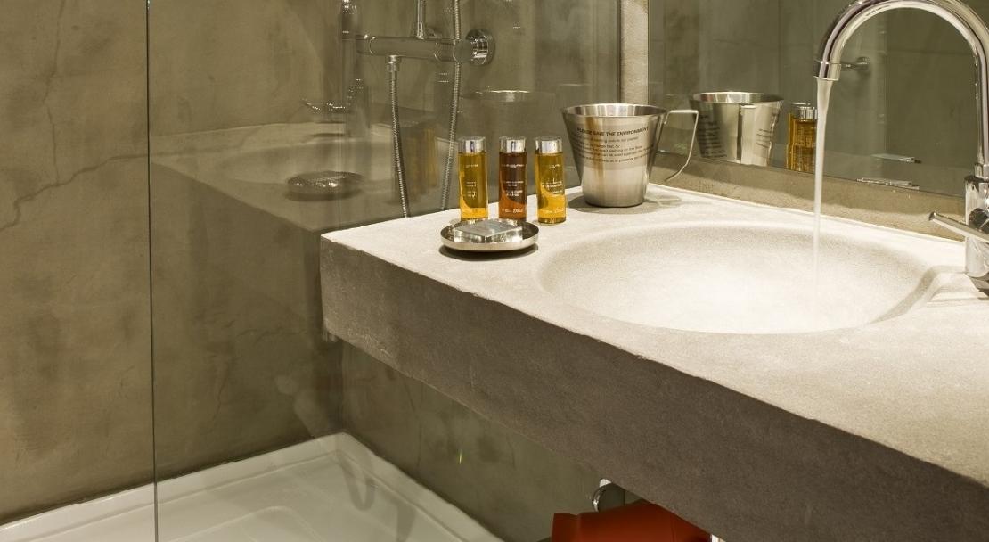 Shower room modern clean towels hairdryer Hotel Ormelune Val d'Isere