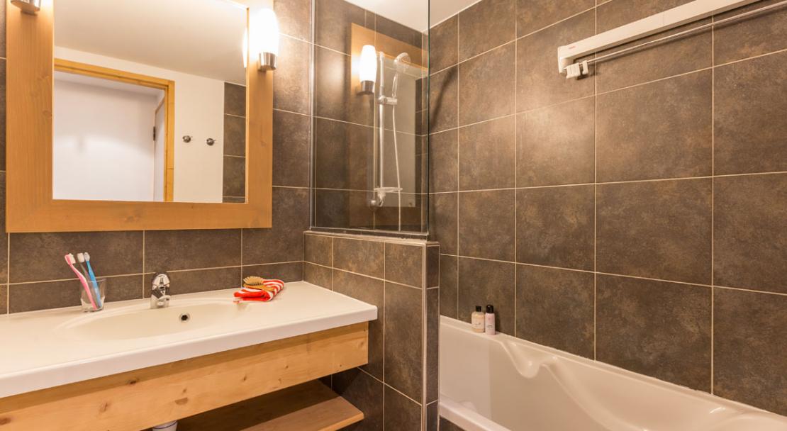 Bathroom sink mirror shower bathtub Aconit, Les Menuires, Bathroom; Copyright: Imagera