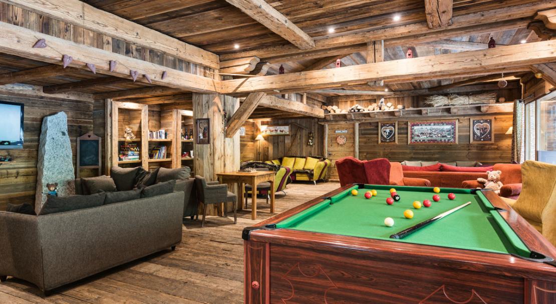 A communal sitting area and pool table at the Ferme du Val Claret; Copyright: ©Foud'Images