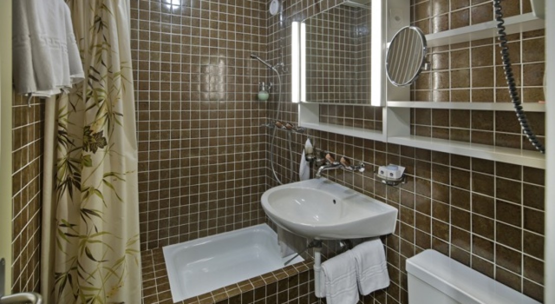 A bathroom at the Best Western Grand Hotel Metropol - Saas Fee