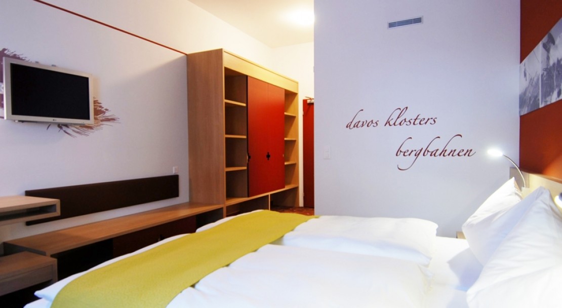 Hotel Oschen 2 - Bedroom with writing - Davos, Switzerland