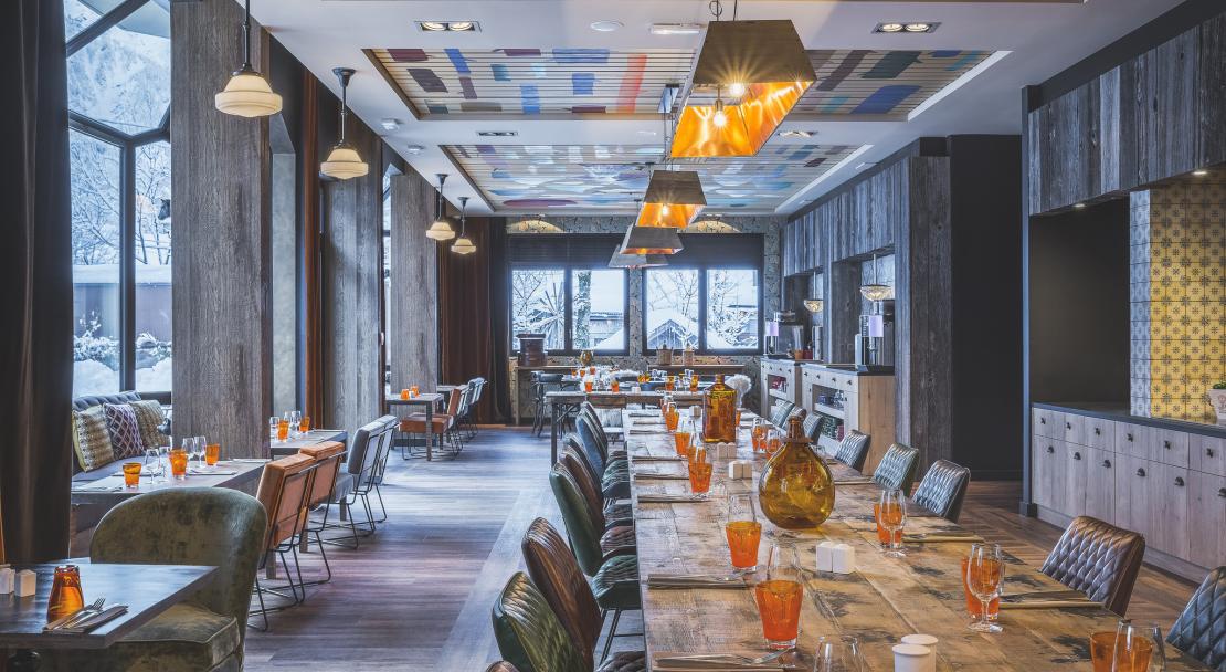 Airy bright spacious contemporary restaurant Le Refuge des Aiglons Chamonix; Copyright: Yoan Chevojon
