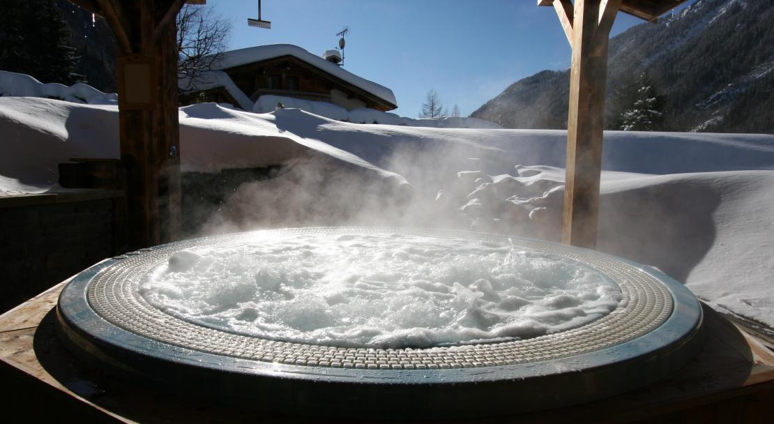 The Jacuzzi in the Snow - Hotel Les Grands Montets - Argentiere - France