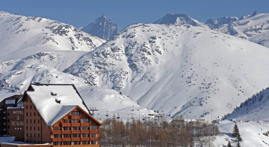 Hotel Le Pic Blanc - Exterior from a distance - Alpe d'Huez