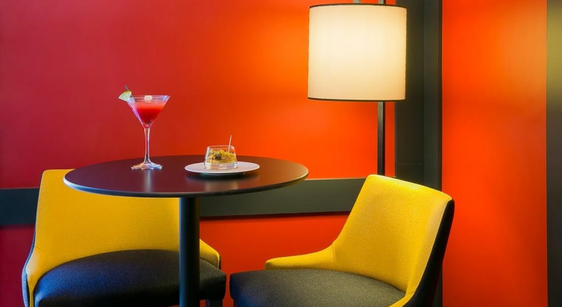 Hotel Excelsior Chamonix Bar Table