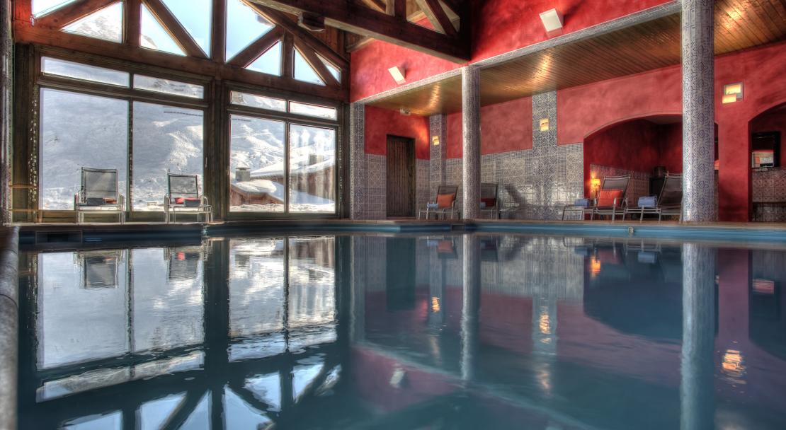 Swimming pool at Hotel les Suites du Montana; Copyright: Laurie Verdier