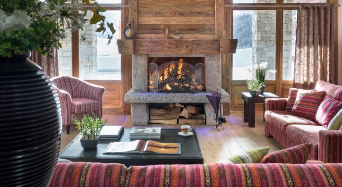 Residence Kalinda Fireplace and Lounge