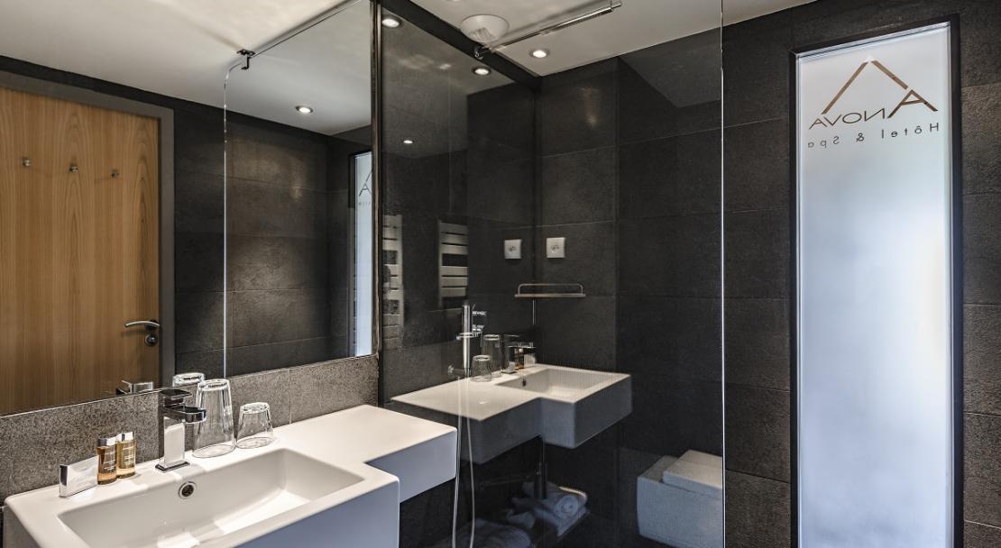 Bathroom sink mirror Hotel Anova Montgenevre