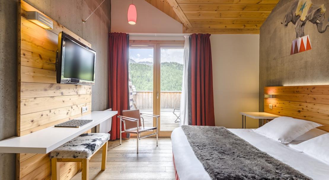 Double bedroom Hotel Anova Montgenevre television