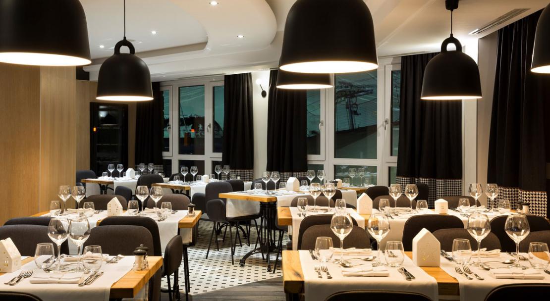 Stylish modern dining room restaurant mountain views Hotel Araucaria La Plagne