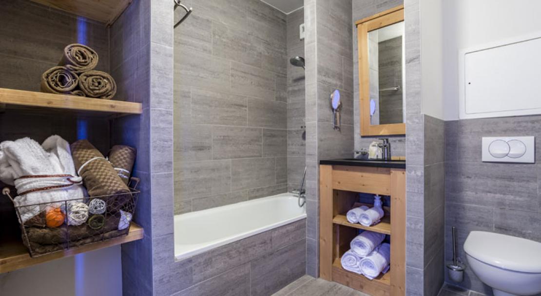 Bathroom master bedroom en-suite shower sink toilet Santa Terra Tignes