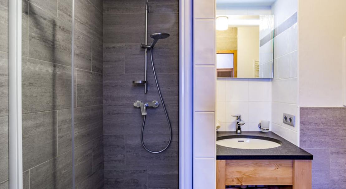 Shower bathroom en-suite Santa Terra apartments Tignes Les Brevieres