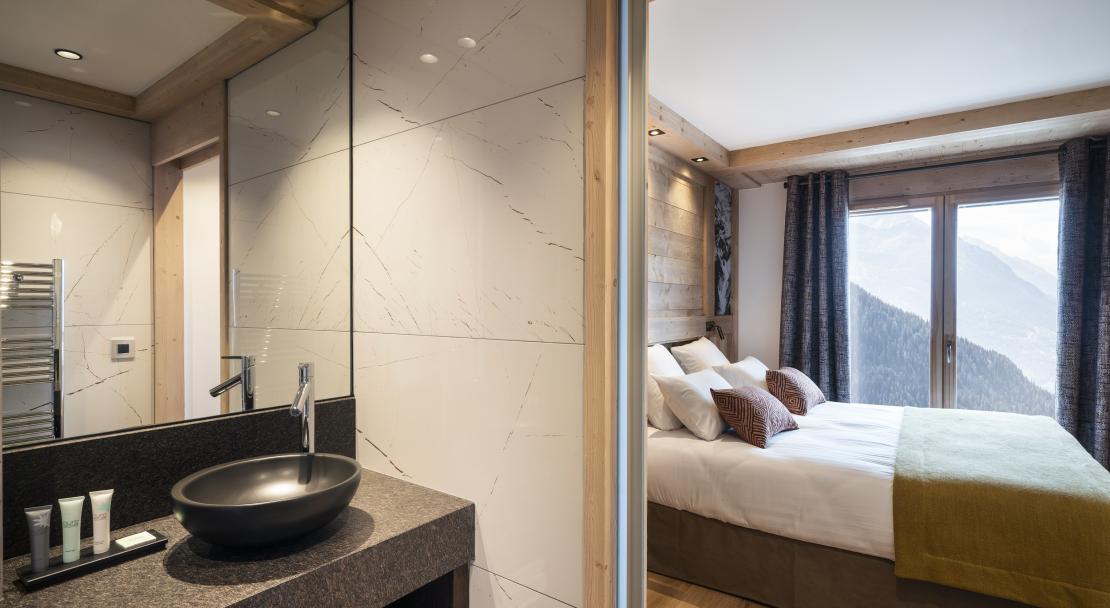 Residence Alpen Lodge MGM La Rosiere Apartment -Bedroom & Bathroom