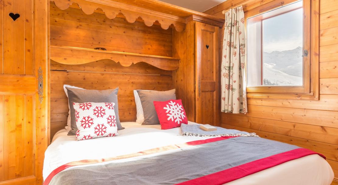 Double bed Alpine wooden rustic comfortable Les Alpages des Reberty Les Menuires; Copyright: Imagera