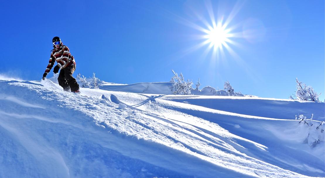 Fresh powder snowboarding in Chatel; Copyright: JF Vuarand